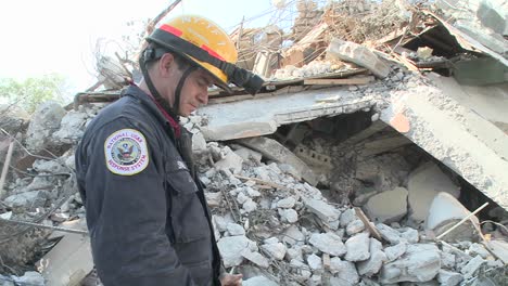 Rettungskräfte-Suchen-In-Trümmerhaufen-Nach-Dem-Erdbeben-In-Haiti-1