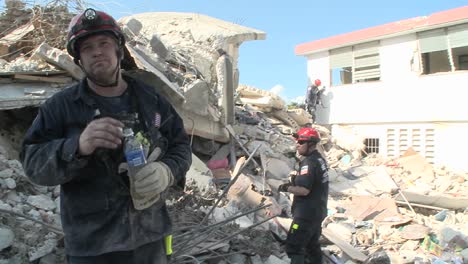 Rettungskräfte-Suchen-Nach-Dem-Erdbeben-In-Haiti-In-Den-Trümmerhaufen-2