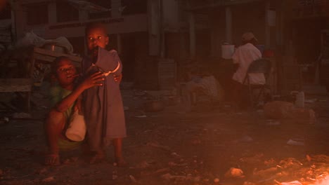 Ein-Offenes-Feuer-Brennt-Auf-Den-Straßen-Von-Haiti-Nach-Einem-Erdbeben-1