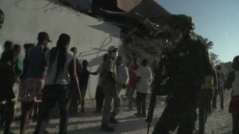 Lange-Schlangen-Von-Flüchtlingen-Warten-Auf-Den-Straßen-Von-Haiti-Nach-Ihrem-Verheerenden-Erdbeben-1