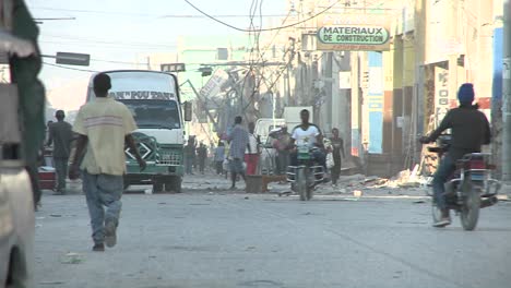 Chaos-Und-Schäden-Auf-Den-Straßen-Von-Port-au-Prince-Haiti-Nach-Einem-Massiven-Erdbeben-1