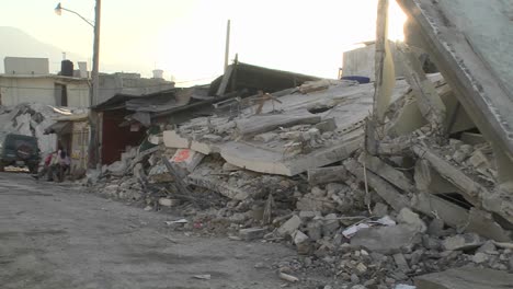 Trümmerhaufen-Säumen-Die-Straßen-Nach-Dem-Verheerenden-Erdbeben-In-Haiti