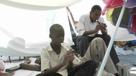 Männer-In-Einem-Flüchtlingslager-Spielen-Flöte-Nach-Dem-Erdbeben-In-Haiti