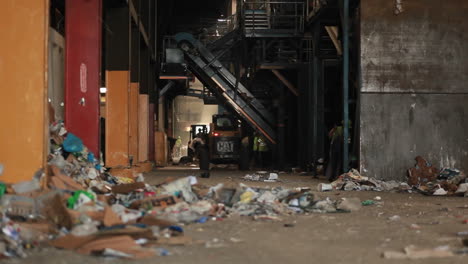 Un-Cargador-De-Volteo-Recoge-Basura-En-Un-Centro-De-Reciclaje