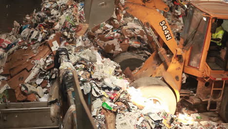 Un-Cargador-De-Volteo-Palas-Basura-En-Un-Centro-De-Reciclaje