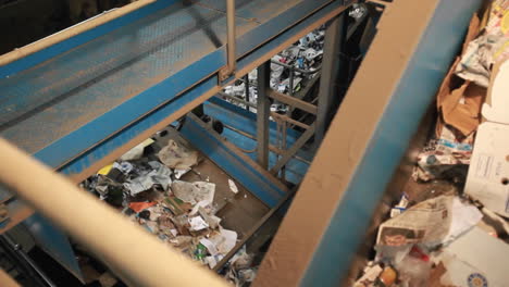 Recyclingmaterialien-Laufen-Auf-Förderbändern-In-Einem-Recyclingzentrum