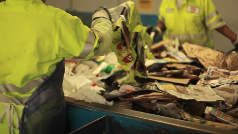 Arbeiter-Sortieren-Müll-In-Einem-Recyclingzentrum-1