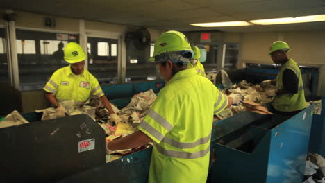 Los-Trabajadores-Clasifican-La-Basura-En-Un-Centro-De-Reciclaje-5