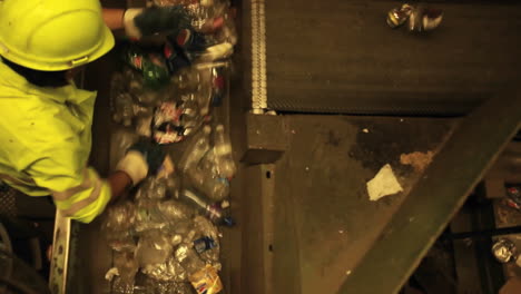 Los-Trabajadores-Clasifican-Las-Botellas-De-Plástico-En-Un-Centro-De-Reciclaje