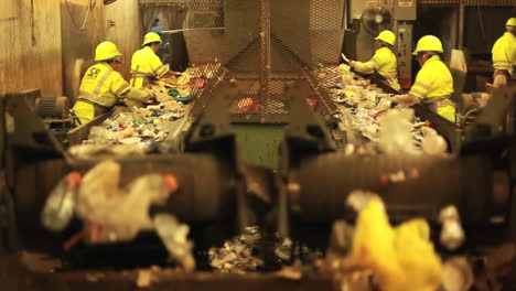 Ausgezeichnete-Aufnahme-Von-Arbeitern-In-Einem-Recyclingzentrum,-Die-Müll-Auf-Förderbändern-Sortieren-1