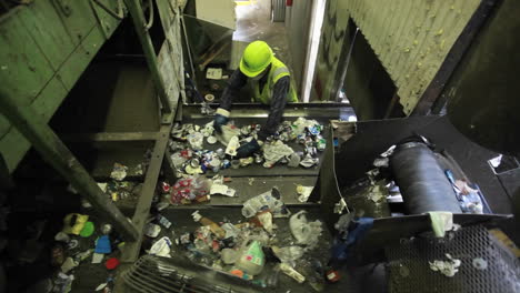 Erhöhte-Ansicht-Von-Arbeitern,-Die-Müll-In-Einem-Recyclingzentrum-Sortieren-1