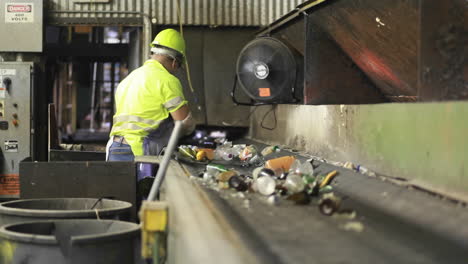 Arbeiter-Sortieren-Müll-Auf-Einem-Förderband-In-Einem-Recyclingzentrum