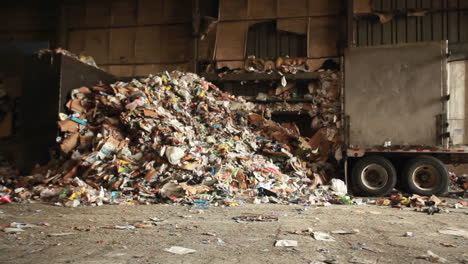 Absetzkipper-Schaufeln-Recycling-In-Einer-Fabrik-1