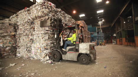 Ein-Absetzkipper-Bewegt-Aluminiumdosen-In-Einem-Recyclingzentrum-2