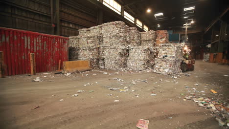 Absetzkipper-Bewegen-Aluminiumblöcke-In-Einem-Recyclingzentrum