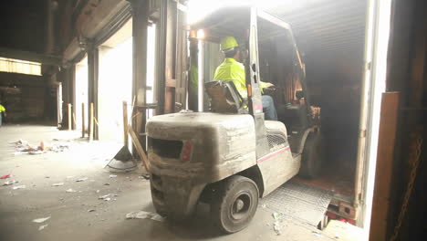 Cargadores-De-Volteo-Mueven-Bloques-De-Aluminio-En-Un-Centro-De-Reciclaje-1