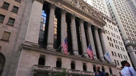 Touristen-Gehen-Die-Wall-Street-In-New-York-City-Entlang