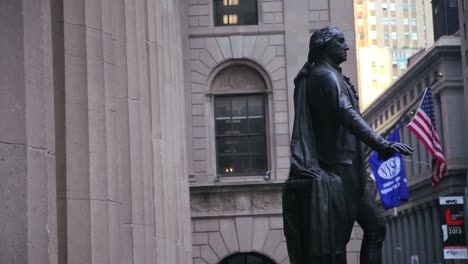 Schwenken-Sie-Nach-Rechts-Von-Den-Säulen-Zu-Einer-Statue-An-Der-Wall-Street-In-New-York-City