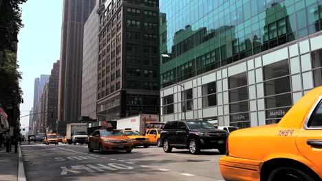 Los-Taxis-Amarillos,-Los-Autobuses-Y-El-Tráfico-Pasan-Por-Una-Calle-Muy-Transitada-En-La-Ciudad-De-Nueva-York