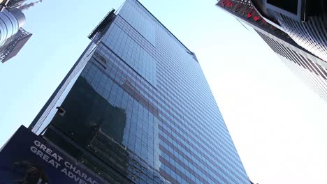 Vista-De-ángulo-Bajo-De-Rascacielos-Que-Recubren-Las-Calles-De-La-Ciudad-De-Nueva-York