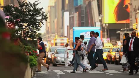 Los-Peatones-Pasan-Por-Una-Calle-Muy-Transitada-En-La-Ciudad-De-Nueva-York-2