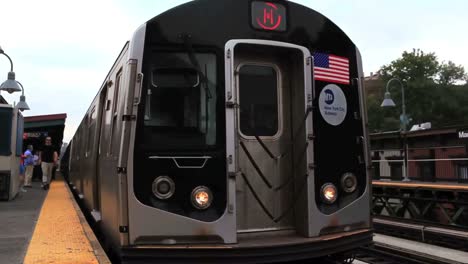 Un-Tren-Llega-A-Una-Estación-En-La-Ciudad-De-Nueva-York