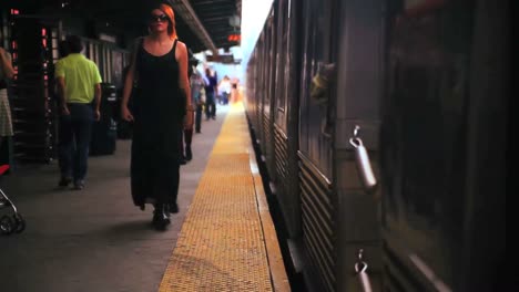 Passagiere-Steigen-An-Einer-Station-In-New-York-City-In-Einen-Zug-Ein