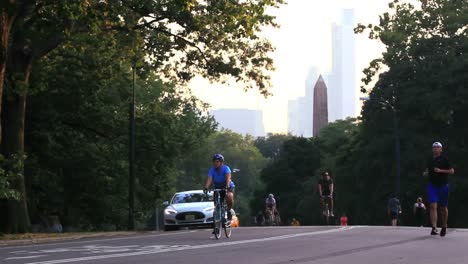 Corredores-Y-Ciclistas-Pasan-Por-Un-Sendero-En-Central-Park-En-La-Ciudad-De-Nueva-York