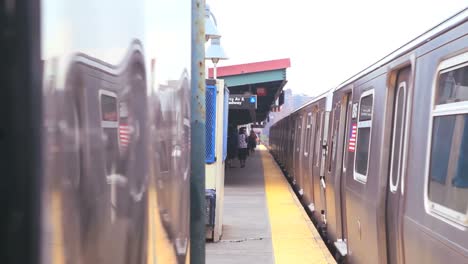 Un-Tren-Llega-A-Una-Estación-En-La-Ciudad-De-Nueva-York-1