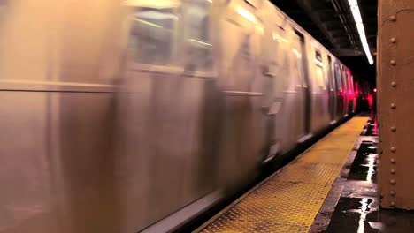 Un-Tren-Subterráneo-Pasa-Por-Una-Estación-En-La-Ciudad-De-Nueva-York.