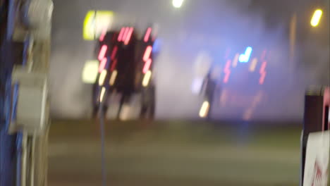 Große-Fahrzeuge-Im-Militärstil-Und-Polizei-Konfrontieren-Demonstranten-In-Ferguson-Missouri
