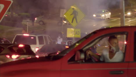 Autos-Fahren-Nachts-Durch-Ferguson-Missouri-Und-Konfrontieren-Die-Polizei
