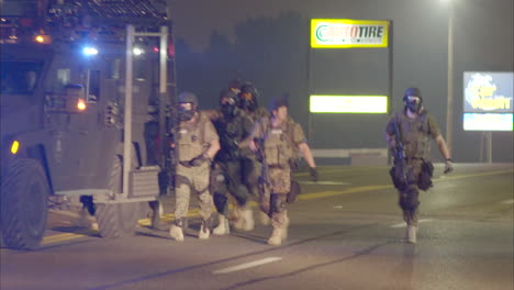 Policía-Con-Equipo-Militar-Pesado-Se-Prepara-Para-Enfrentar-A-Los-Manifestantes-En-Ferguson-Missouri
