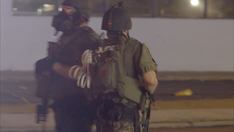 Polizei-In-Schwerer-Militärausrüstung-Bereitet-Sich-Auf-Demonstranten-In-Ferguson-Missouri-2-Vor