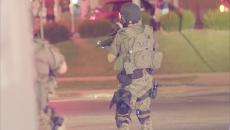 Policía-with-automatic-weapons-patrol-the-streets-during-the-Ferguson-riots