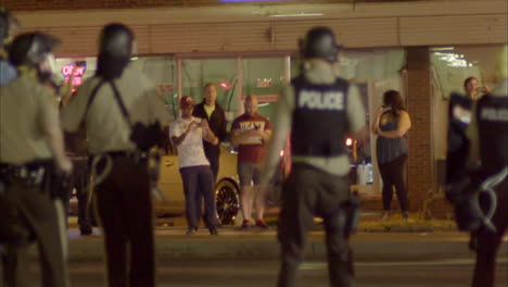 Polizei-Mit-Automatischen-Waffen-Patrouilliert-Die-Straßen-Während-Der-Ferguson-Unruhen-1