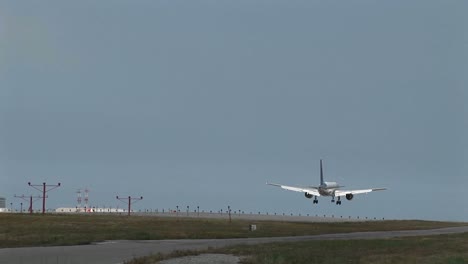 Wide-shot-of--jet-avión-lands-on-an-airport-runway