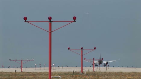 A-jet-avión-lands-on-an-airport-runway-2