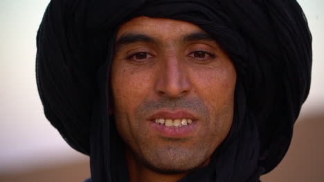 Un-Hombre-Musulmán-Touareg-Posa-Para-Un-Retrato-En-Marruecos