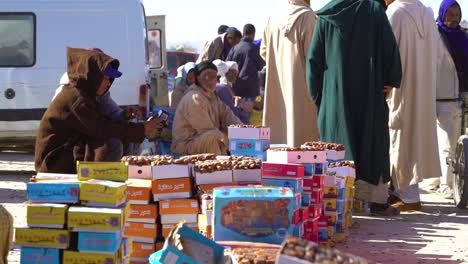 Marokkanische-Männer-Sitzen-Neben-Der-Straße-Und-Verkaufen-Waren
