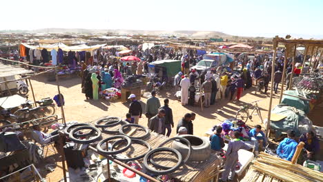 Descripción-General-De-Un-Enorme-Mercado-Al-Aire-Libre-Al-Aire-Libre-En-Marruecos