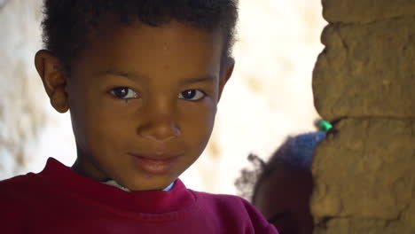 Süße-Kinder-Schauen-In-Marokko-In-Die-Kamera