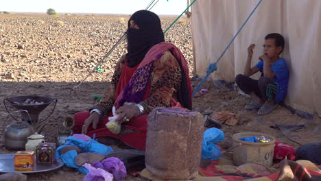 Eine-Muslimische-Frau-Und-Ihre-Kinder-Sitzen-Vor-Ihrem-Zelt-In-Der-Marokko-wüste