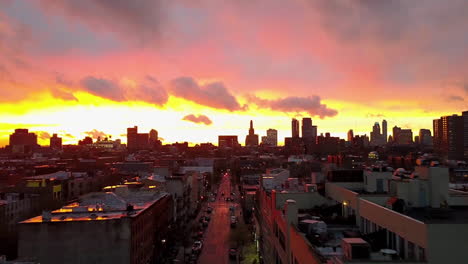 Schöner-Sonnenuntergang-Luftaufnahme-Fliegt-über-Brooklyn-New-York-Nachbarschaften-2