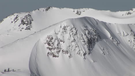 Totale-Von-Schneebedeckten-Zerklüfteten-Bergen