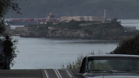 Longshot-De-La-Isla-De-Alcatraz-Desde-Una-Empinada-Calle-De-San-Francisco