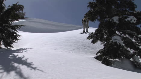 Mittlere-Aufnahme-Eines-Snowboarders,-Der-Durch-Unberührten-Pulverschnee-Bergab-Fährt