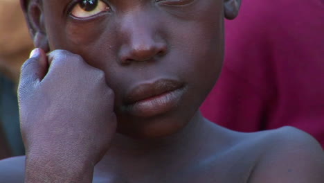 Nahaufnahme-Eines-Schönen-Jungen-Kindes-In-Afrika-1