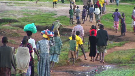 Totale-Afrikanischer-Kinder,-Die-Eine-Landstraße-Hinunterlaufen-1