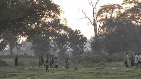 Panleft-Aufnahme-Von-Dorfbewohnern,-Die-Einen-Weg-In-Uganda-Afrika-Entlang-Gehen?